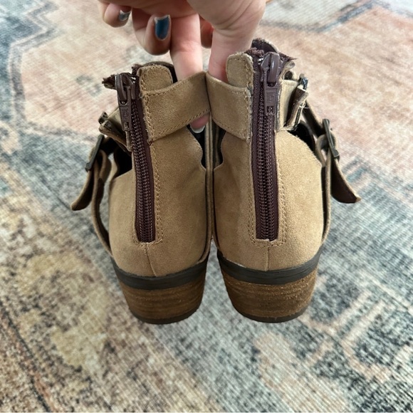 G.H. Bass Co. Western Ankle Bootie Buckle Beige Shoes sz 7 - Picture 3 of 7